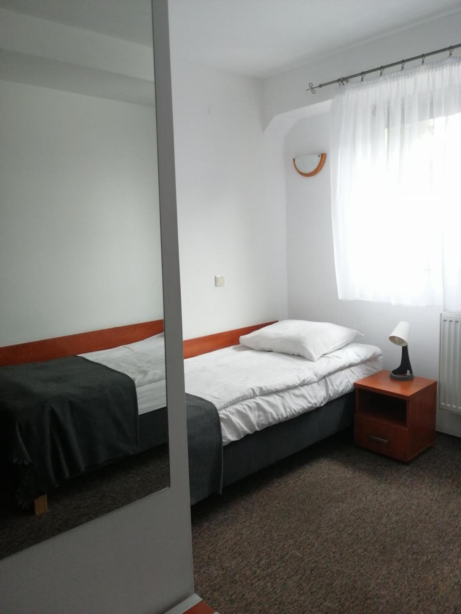 Hotel Dabrowiak Dąbrowa Górnicza Екстериор снимка